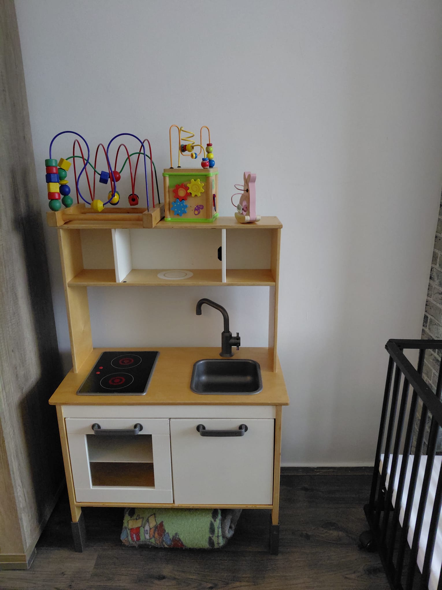 Houten speelkeuken met kleurrijk activiteitenspeelgoed